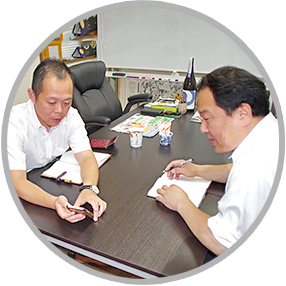 対面での打合せ風景画像